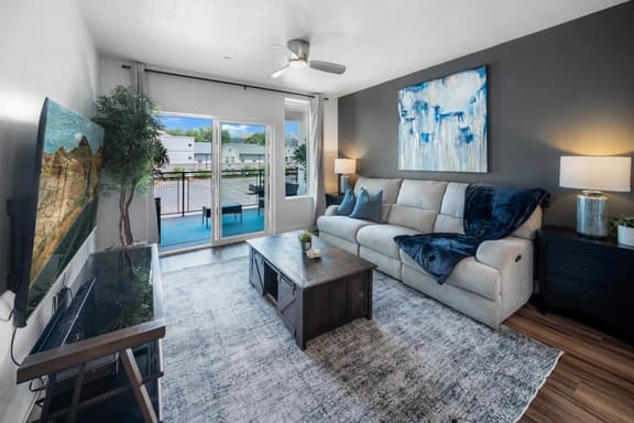 Deluxe Central 1BR 1BA Pool/Hot Tub/Gym/Parking