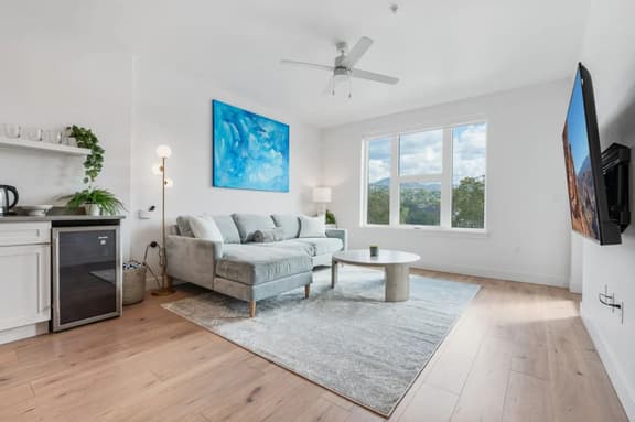 Deluxe Designer 1BR Gym/Pool/HTub
