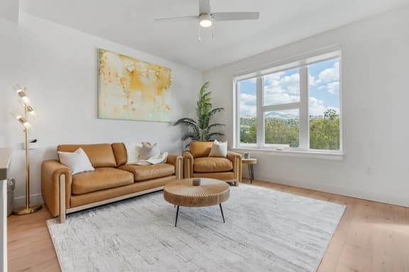 Designer 1BR with Pool and Hot tub