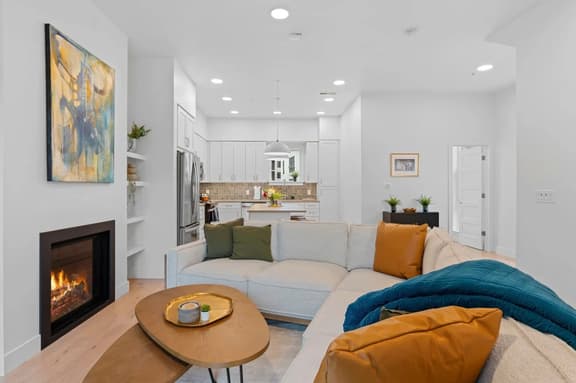 Downtown Lux Townhouse 3Bd/4Ba 2 King Bed, Garage