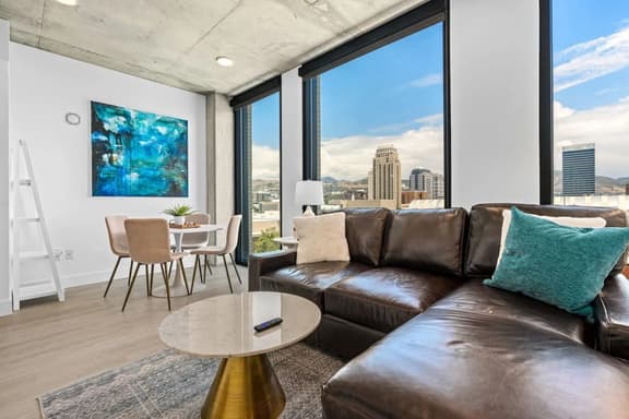 Downtown views! Amazing pool/gym/hottub Luxury apt