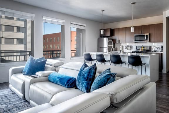 Gorgeous 2BD/2BA Pool/Gym/Htub near Convention Ctr