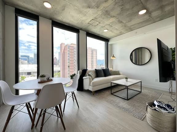 Gorgeous Downtown 1BD/1BA - BEST views + Amenities
