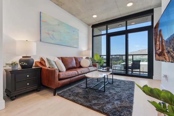 Impeccable1B\SaltPalace+Delta\PoolSpaGymPrkg+Views