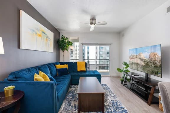 Luxury Apt. 6th floor- King Bed Gym Prkg Pool NEW