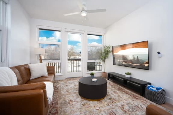 Luxury Downtown 1BR 1BA - Pool/Gym/Pkg/Bowls+More!
