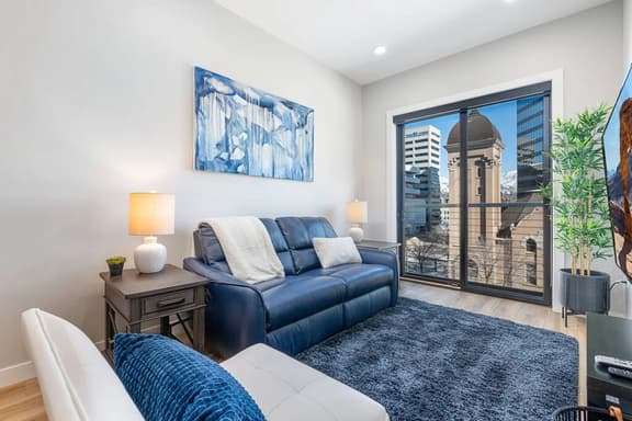 Modern dntwn apt- prime location