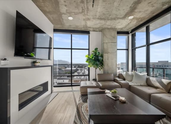 Sky-High Views Lux-2bd/2ba-Rooftop Pool-HTub-Gym