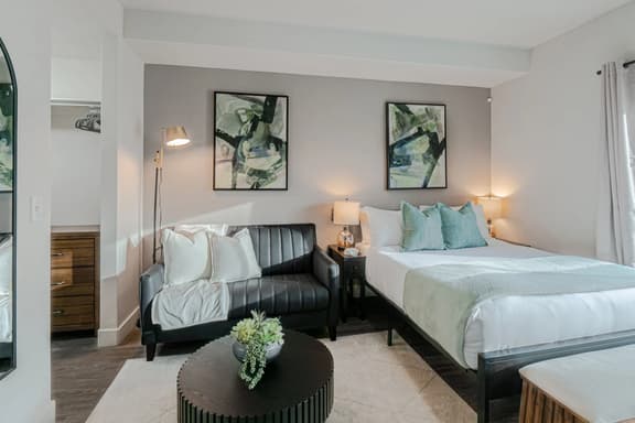 Stylish Studio N/Convention Ctr - Pool, HTub+More!