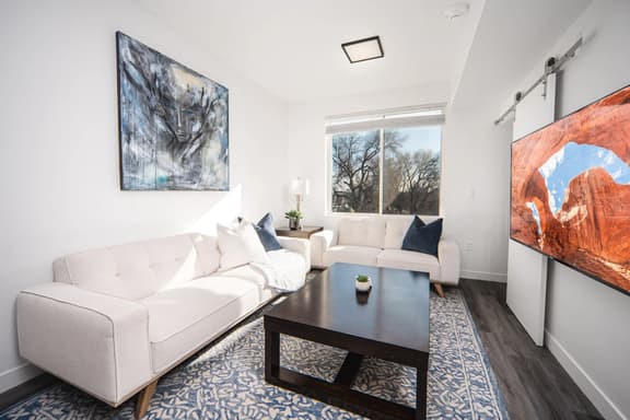 Sugarhouse! Mtn Views!|TopFloor|King|Parking|Gym