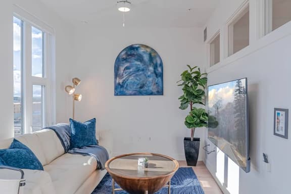 Top floor Deluxe 1BR Pool/Gym/Htub/Bowling More