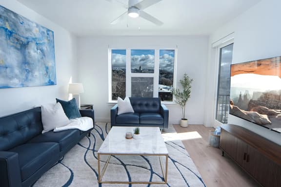 Views! Amenities! Pool/Spa/Gym/Bowl/Pking!