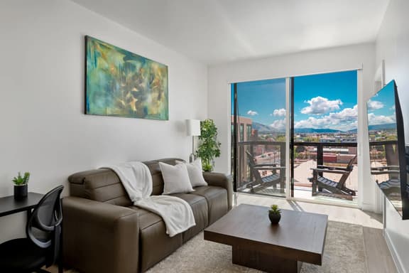 Elevated Stay! Top floor! Kg bed|Pool|Hot Tub|Gym|Parking